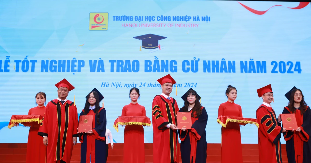 Trường ĐH Công nghiệp Hà Nội trao bằng tốt nghiệp cho hơn 5.000 sinh viên