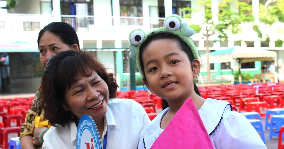 Học sinh lớp 1 TPHCM nô nức trong ngày tựu trường