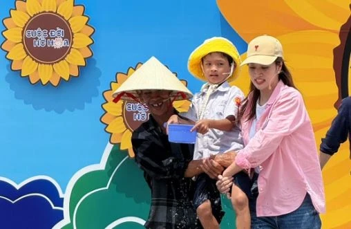Hoa hậu Đoàn Thiên Ân, diễn viên Bảo Ngọc lăn xả giúp đỡ hoàn cảnh khó khăn