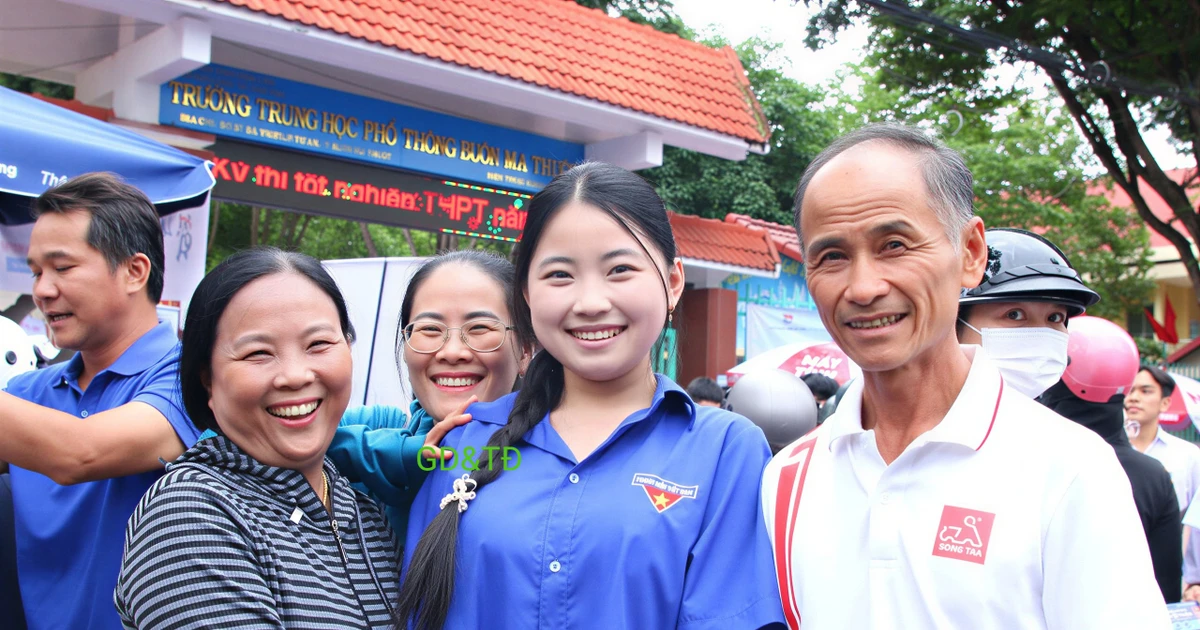 Vượt gần 400km, ông bà vào Đắk Lắk cổ vũ cháu ngoại thi tốt nghiệp THPT