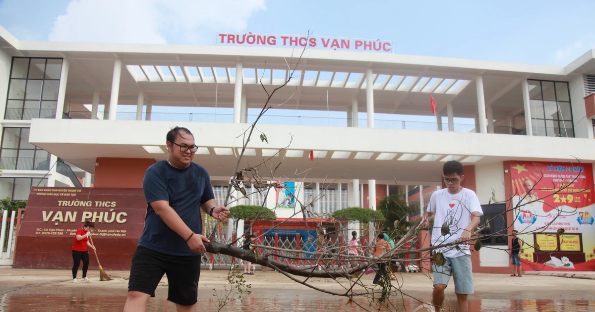 Thầy cô Hà thành dọn dẹp trường lớp sau lũ, sẵn sàng đón học sinh trở lại