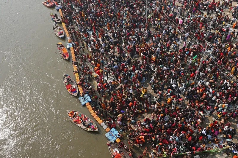 Hàng triệu tín đồ Hindu tắm thánh sau vụ giẫm đạp kinh hoàng