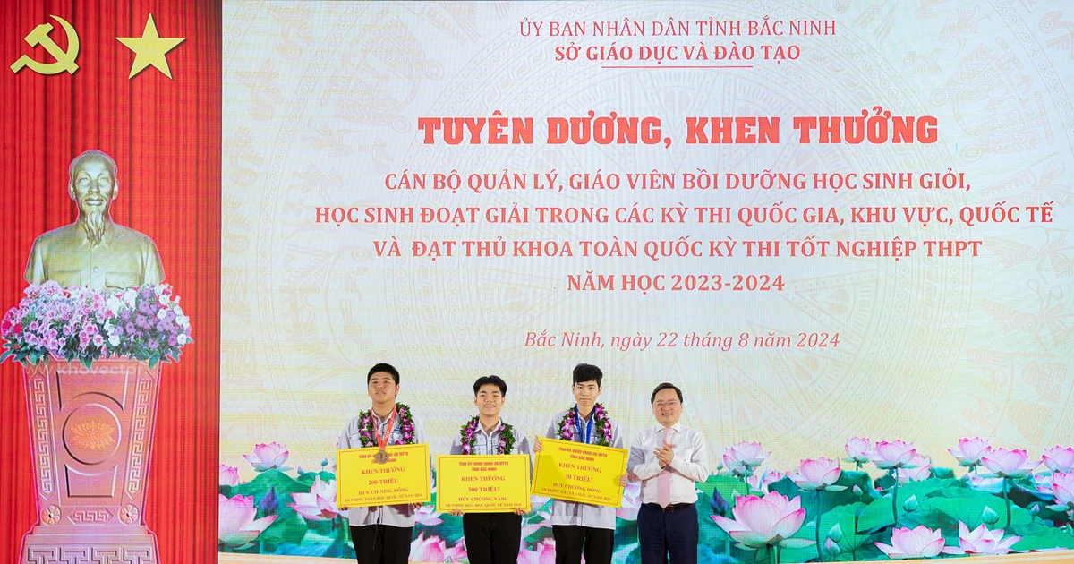 Bí thư Tỉnh ủy Bắc Ninh khen thưởng học sinh có thành tích xuất sắc