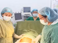 Ê-kíp thực hiện phẫu thuật cấp cứu cho sản phụ mắc bệnh lý tim bẩm sinh hiếm gặp. Ảnh: BVCC.