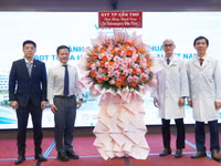 Sở Y tế TP Cần Thơ tặng hoa chúc mừng thành công ca Telesurgery (phẫu thuật từ xa) đầu tiên .