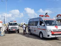 Xe cấp cứu được bố trí túc trực tại cảng An Thới để đưa các nạn nhân đến cơ sở y tế cấp cứu.