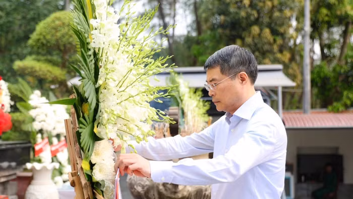 Thủ tướng Lê Minh Hưng dâng hương, hoa tại Khu di tích Ngã ba Đồng Lộc. (Ảnh: Q.V)