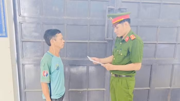 Công an đọc lệnh khởi tố đối với Trần Hậu Phúc.