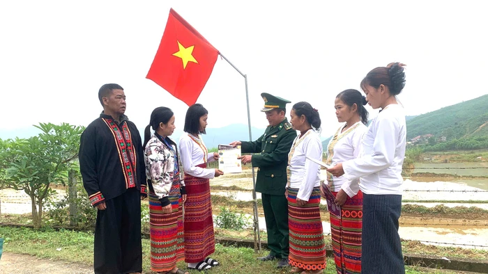 Cán bộ tuyên truyền quyền bầu cử đến đồng bào dân tộc Chứt ở bản Rào Tre.