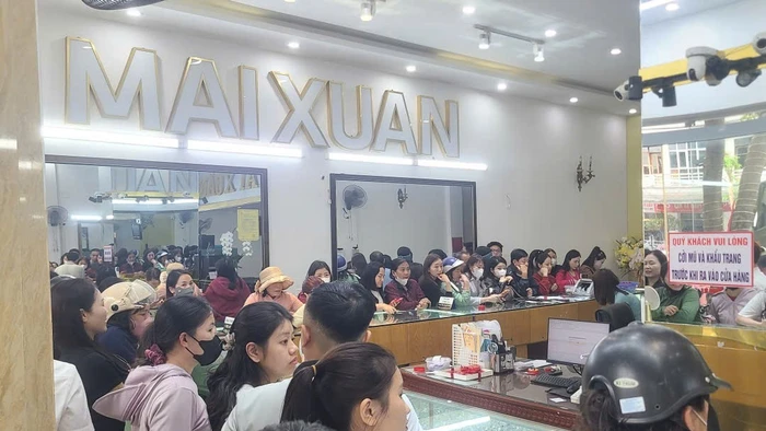 Tiệm vàng ở Hà Tĩnh chật kín người mua bán ngày vía Thần Tài.