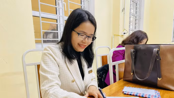 Cô Lê Thị Thanh Nga chuẩn bị những phần quà cho học sinh nghèo.