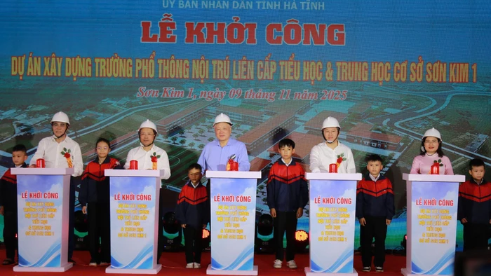 Phó Thủ tướng Thường trực Chính phủ Nguyễn Hòa Bình cùng các đại biểu ấn nút khởi công Trường Phổ thông nội trú liên cấp Tiểu học và THCS Sơn Kim 1.
