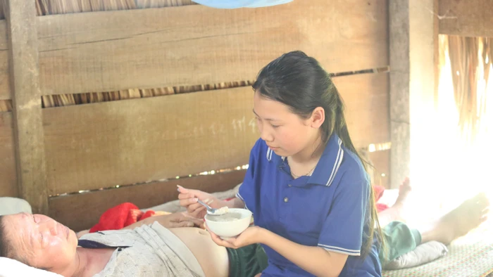 Hải Yến bón cho người bố trở về từ bệnh viện trong cảnh "còn nước còn tát".