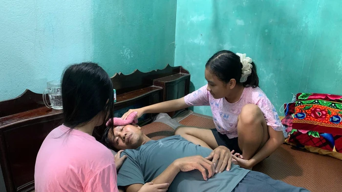 Hai chị em nhỏ lo lắng, người bố chỗ dựa duy nhất sẽ rời các em đi vì căn bệnh ung thư gan giai đoạn cuối.