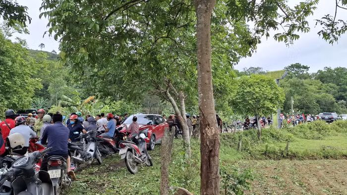 Người dân tập trung dưới chân núi theo dõi vụ việc. Ảnh: S.T