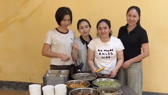 Giáo viên ở Hà Tĩnh tự tay nấu cơm miễn phí phục vụ học sinh thi tốt nghiệp THPT.
