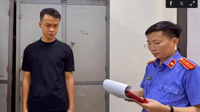 Đại diện VKS đọc lệnh khởi tố đối với bị can Nguyễn Minh Hoàng.