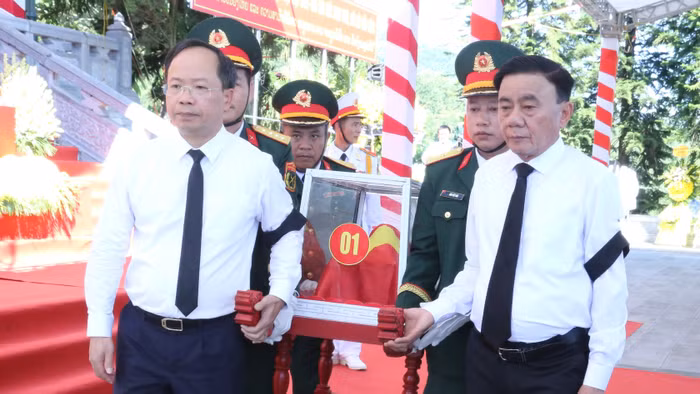 Thường trực Ban Bí thư Trần Cẩm Tú di chuyển hài cốt các liệt sỹ tới an táng tại các phần mộ.