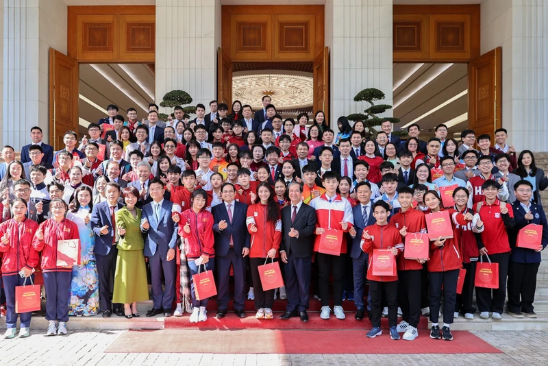 Nóng trong tuần: Phê duyệt bộ SGK thống nhất; biểu dương HS đoạt giải quốc tế