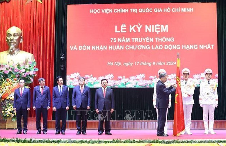 Tổng Bí thư, Chủ tịch nước gắn Huân chương Lao động hạng Nhất lên lá cờ truyền thống của Học viện Chính trị Quốc gia Hồ Chí Minh - Ảnh: TTXVN.