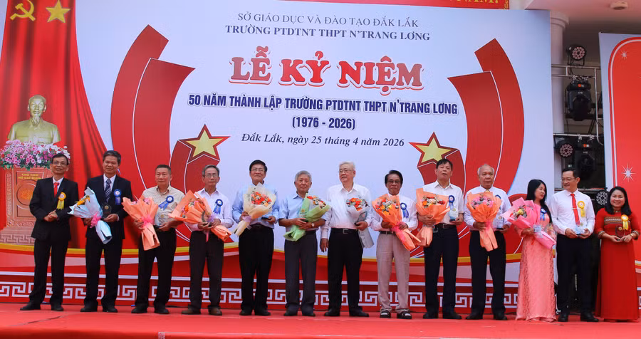 Tri ân thế hệ lãnh đạo nhà trường qua các thời kỳ tại buổi lễ. (Ảnh: Thế Hùng)