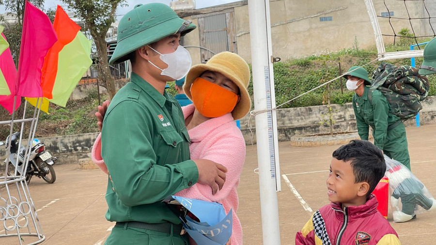 Người mẹ gặp lại con trai sau 2 năm tham gia nghĩa vụ quân sự. (Ảnh: EAR)