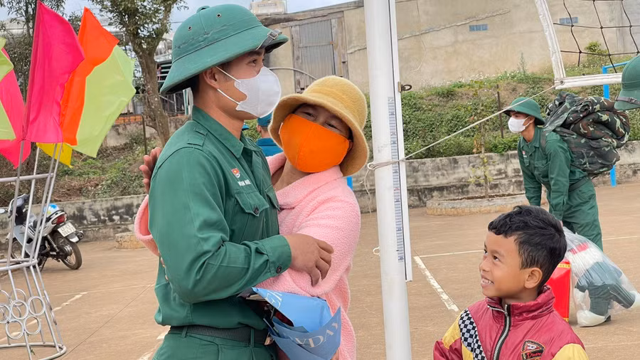 Người mẹ gặp lại con trai sau 2 năm tham gia nghĩa vụ quân sự. (Ảnh: EAR)