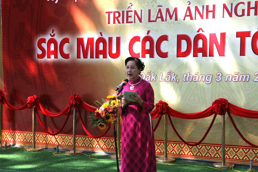 tl-a1-nghe-si-nhiep-anh-tran-thi-thu-dong-pho-chu-tich-lien-hiep-cac-hoi-van-hoc-nghe-thuat-viet-nam-phat-bieu-tai-buoi-le-4645.jpg