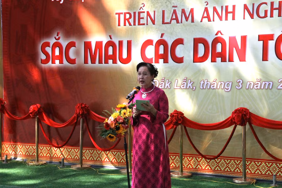 tl-a1-nghe-si-nhiep-anh-tran-thi-thu-dong-pho-chu-tich-lien-hiep-cac-hoi-van-hoc-nghe-thuat-viet-nam-phat-bieu-tai-buoi-le-4645.jpg