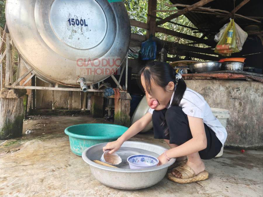 Ngoài giờ học, Bảo Thi vẫn phụ giúp gia đình. (Ảnh: Thế Hùng)