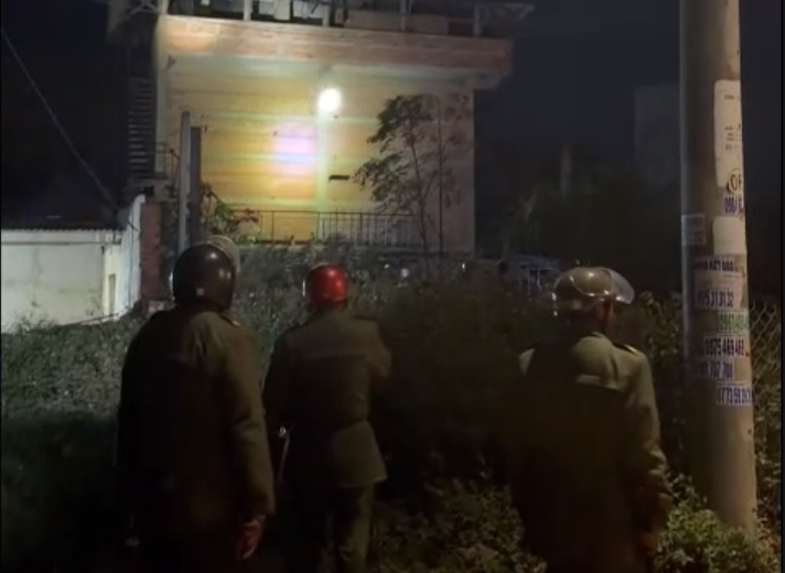 Lực lượng chức năng truy tìm nghi phạm. (Ảnh cắt từ clip)