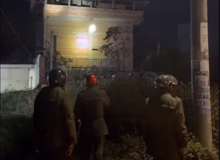 Lực lượng chức năng truy tìm nghi phạm. (Ảnh cắt từ clip)