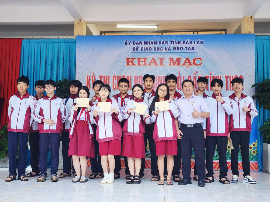 Học sinh tham dự khai mạc Kỳ thi tại Hội đồng thi Trường THPT Buôn Ma Thuột. (Ảnh: Thành Tâm)