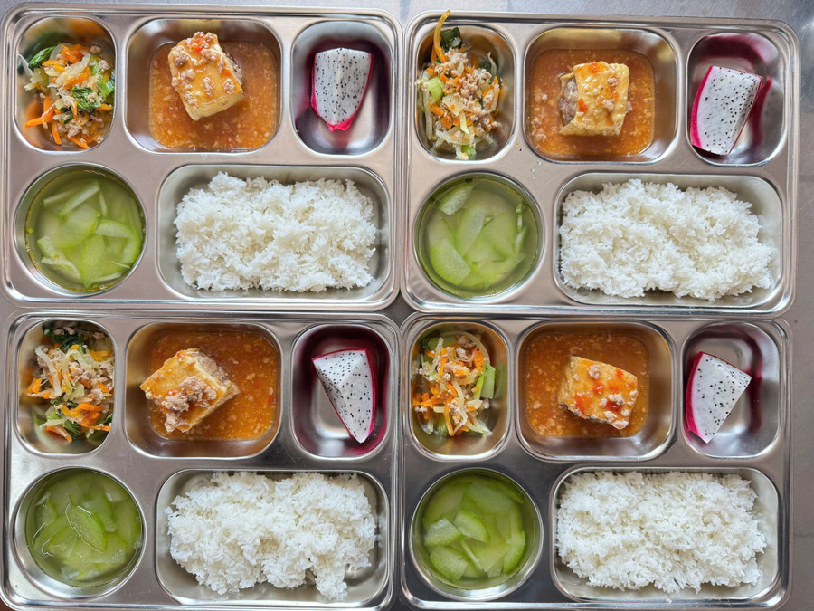 Suất ăn đã hoàn thiện. (Ảnh do Hội CMHS chụp 18/3)