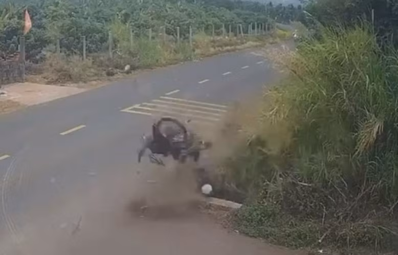 Hiện trường vụ tai nạn ngày 15/4/2026. (Ảnh cắt từ clip)