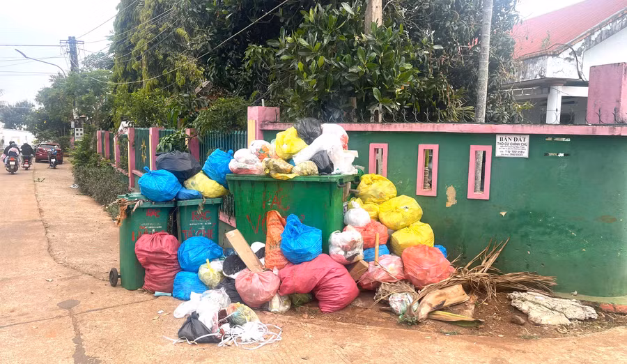 Rác ùn ứ tại nhiều tuyến đường, khu dân cư thuộc TP Buôn Ma Thuột (cũ) tỉnh Đắk Lắk.