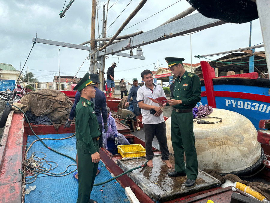 Bộ đội biên phòng tuyên truyền cho ngư dân Đắk Lắk về bầu cử đại biểu Quốc hội khóa XVI và HĐND các cấp nhiệm kỳ 2026-2031. (Ảnh: CT)