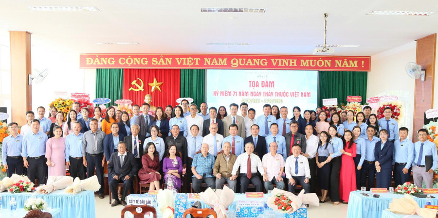 Ngành Y tế Đắk Lắk gặp mặt, tri ân các thế hệ y, bác sĩ, nhân viên có nhiều đóng góp vì sức khỏe cộng đồng. (Ảnh: TT).