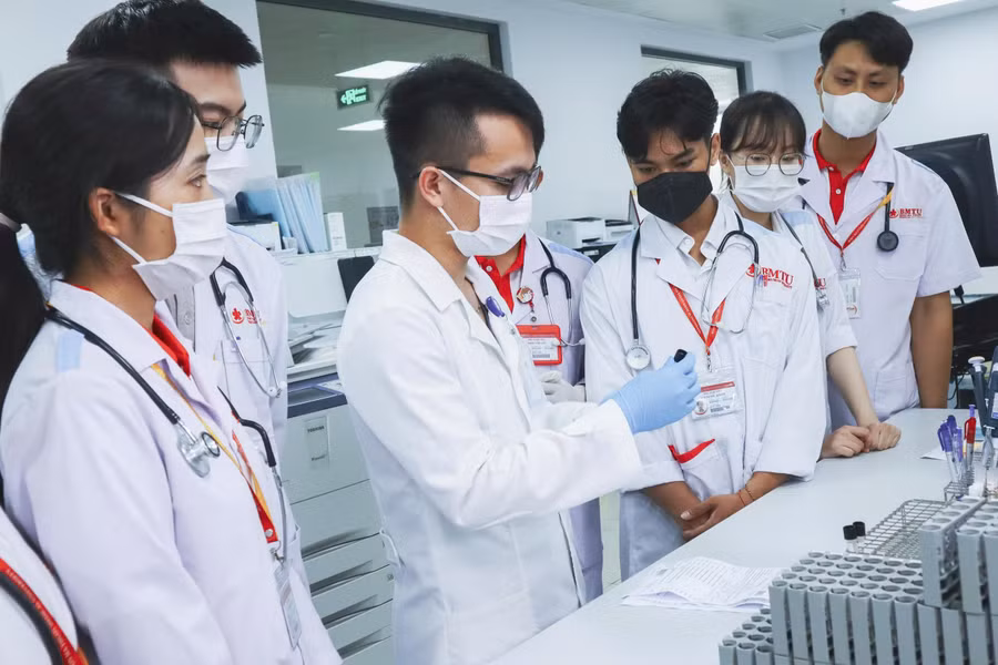 Sinh viên Trường Đại học Y Dược Buôn Ma Thuột thực hành tại BUH.