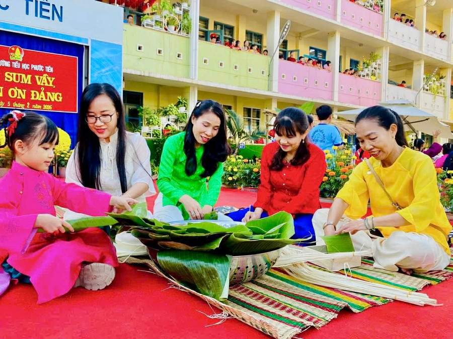 Cô trò Trường Tiểu học Phước Tiến (phường Nha Trang, Khánh Hòa) trong trang phục áo bà ba gói bánh chưng.