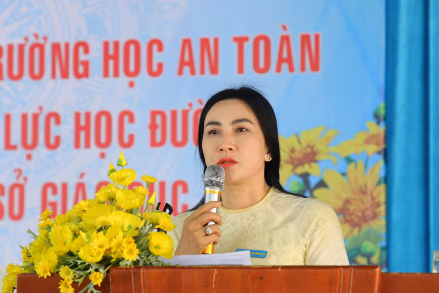 a5-ba-nguyen-thi-xuan-huong-hieu-truong-truong-thpt-buon-ma-thuot-phat-bieu-tham-luan.jpg