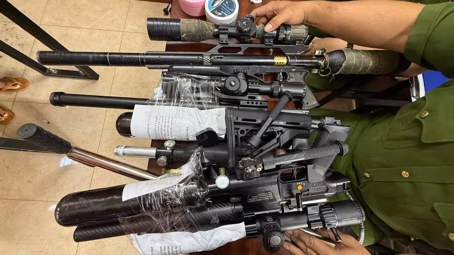 Súng quân dụng do nhóm của Đức chế tạo, bán kiếm lời. (Ảnh: SĐ)