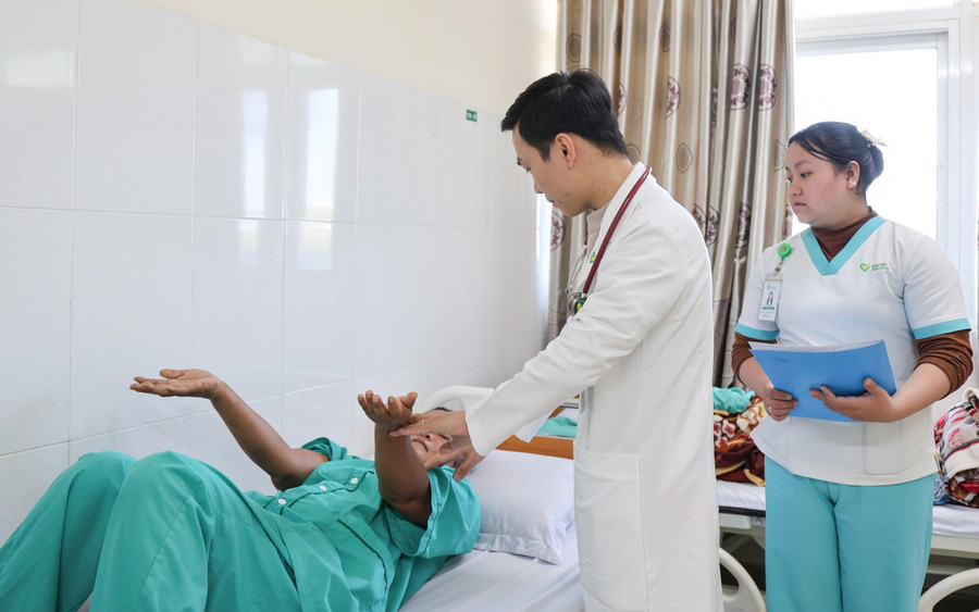 Đội ngũ y, bác sĩ Bệnh viện đa khoa Thiện Hạnh thăm khám cho bệnh nhân bị đột quỵ. (Ảnh: TH).