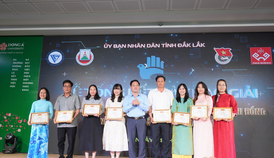 Ban tổ chức trao giải cho các đơn vị đạt thành tích cao tại Cuộc thi.