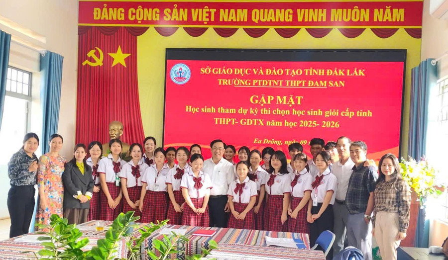 Ban Giám hiệu Trường PTDT nội trú THPT Đam San động viên thí sinh trước ngày tham dự Kỳ thi. (Ảnh: TT)