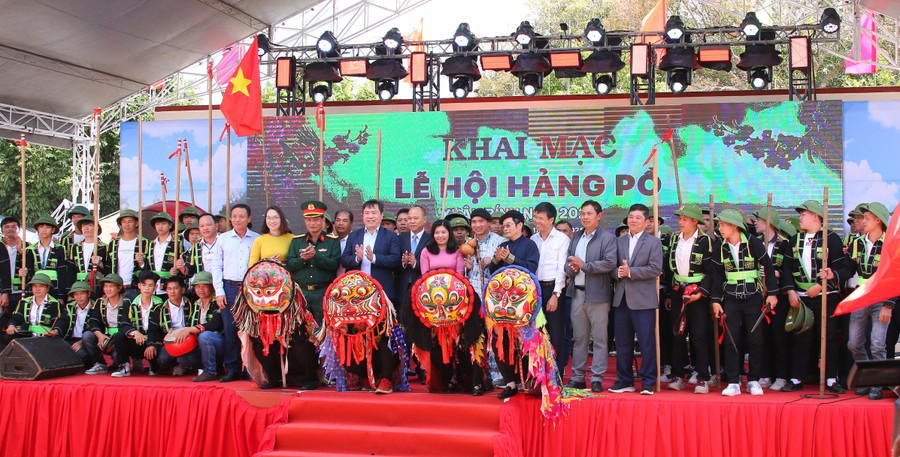 Đại biểu dự khai mạc lễ hội. (Ảnh: Thành Tâm).