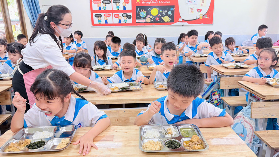 Học sinh Trường Tiểu học Nguyễn Bỉnh Khiêm, phường Buôn Ma Thuột, tỉnh Đắk Lắk ăn bán trú tại trường. (Ảnh: TT)