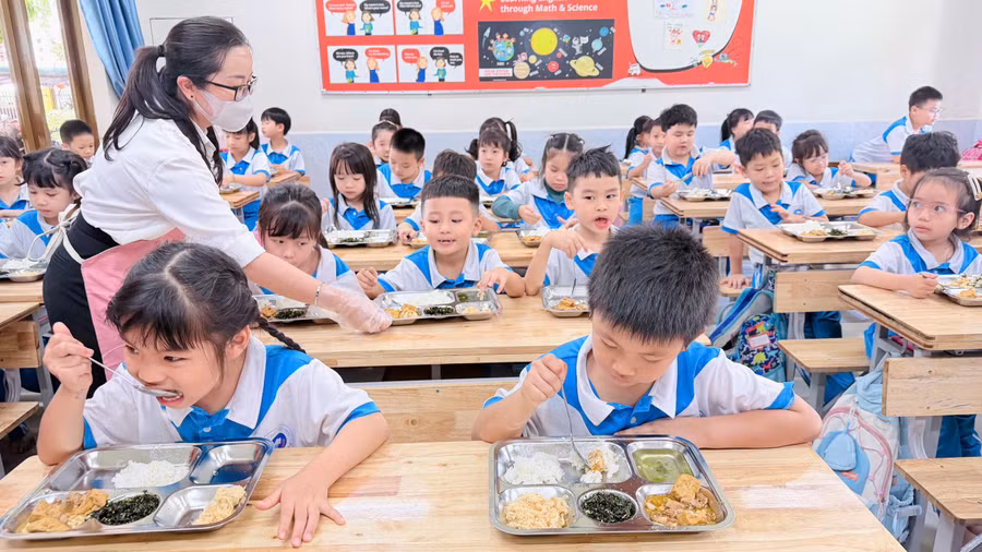 Học sinh Trường Tiểu học Nguyễn Bỉnh Khiêm, phường Buôn Ma Thuột, tỉnh Đắk Lắk ăn bán trú tại trường. (Ảnh: TT)