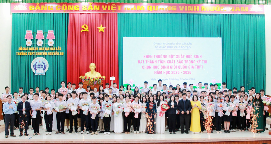 Sở GD&ĐT Đắk Lắk khen thưởng đột xuất cho 114 học sinh giỏi quốc gia năm học 2025-2026. (Ảnh: TT)