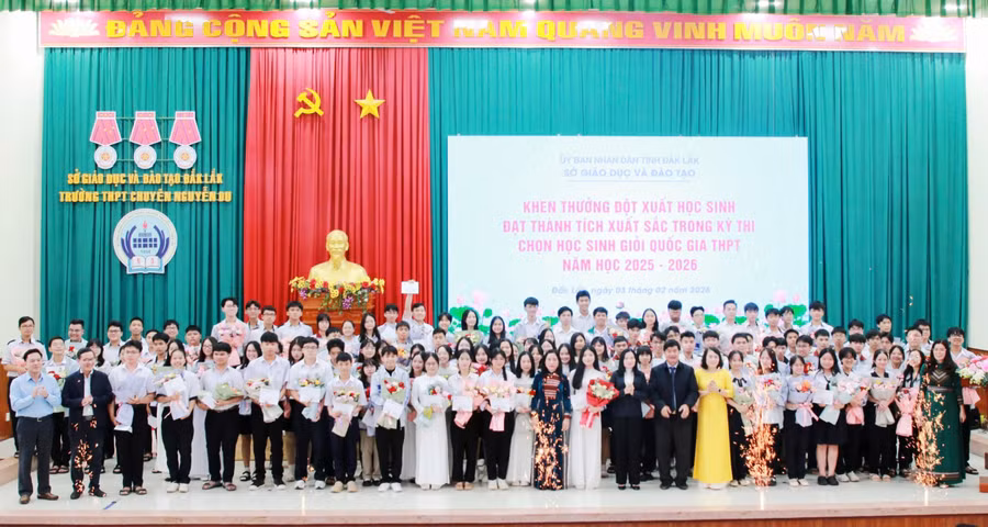 Sở GD&ĐT Đắk Lắk khen thưởng đột xuất cho 114 học sinh giỏi quốc gia năm học 2025-2026. (Ảnh: TT)